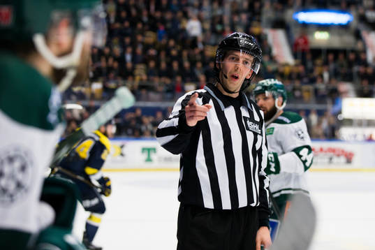 Linjedomare Andreas Malmqvist tar en utvisning för puck out