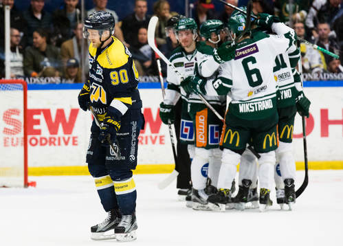s Ted Brithén deppar och Färjestads spelare jublar