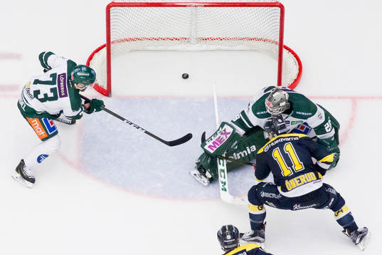 s Simon Önerud gör mål till 3-2 bakom Färjestads