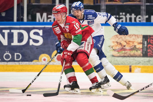 Leksands Markus Lauridsen jagar Moras Pierre Engvall  i
