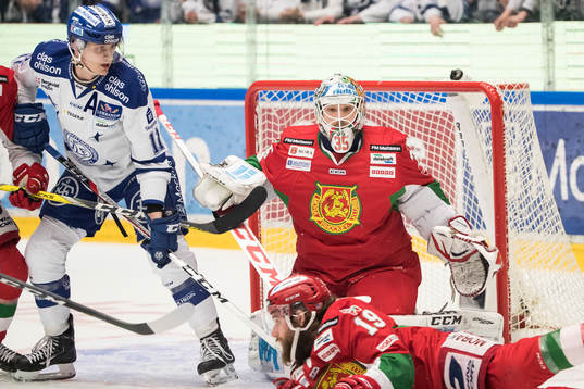 Leksands Martin Karlsson framför Moras målvakt Christian