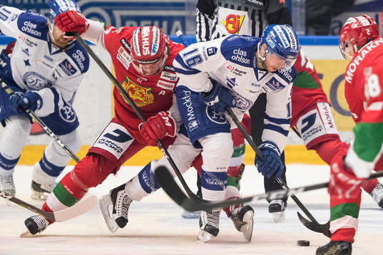 Moras Alexander Hilmerson och Leksands János Hári i kamp
