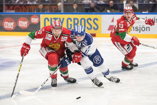 Moras Marcus Sirén och Leksands Martin Karlsson i kamp om