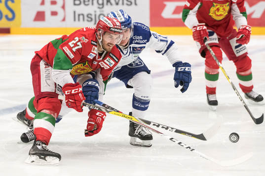 Moras Marcus Sirén och Leksands Martin Karlsson i kamp om