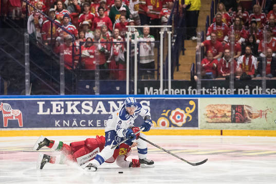 Leksands Benjamin Youds  i ishockeymatchen i direktkvalet