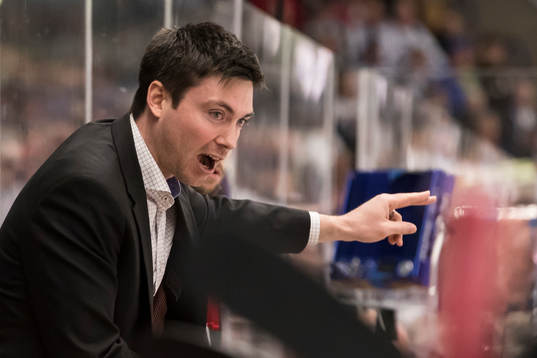 Moras tränare Jeremy Colliton  i ishockeymatchen i
