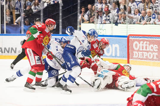 chans för Leksands Patrik Norén framför Moras målvakt