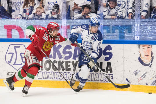 Leksands Oskar Lang och Moras Kevin Gagne i ishockeymatchen