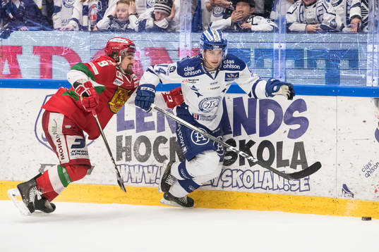 Leksands Oskar Lang och Moras Kevin Gagne i ishockeymatchen