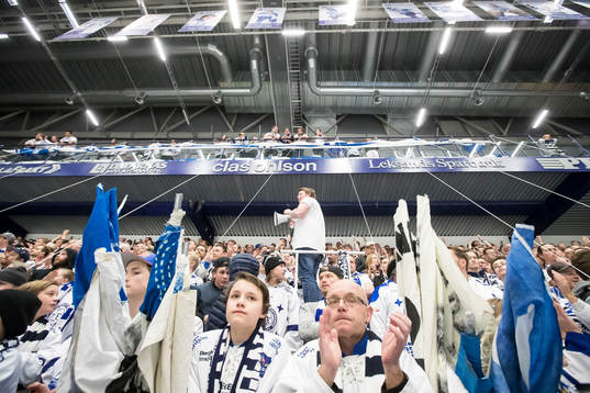Leksands fansen innan ishockeymatchen i direktkvalet till