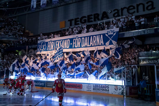 Leksands fansen TIFO innan ishockeymatchen i direktkvalet