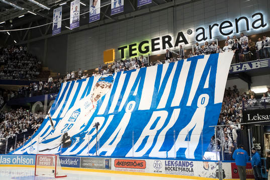 Leksands fansen TIFO innan ishockeymatchen i direktkvalet