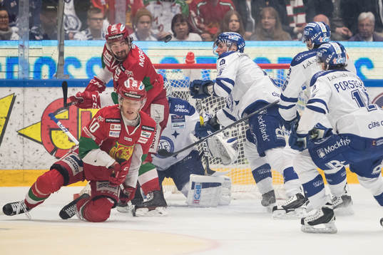 Moras Pierre Engvall framför Leksands målet Leksands