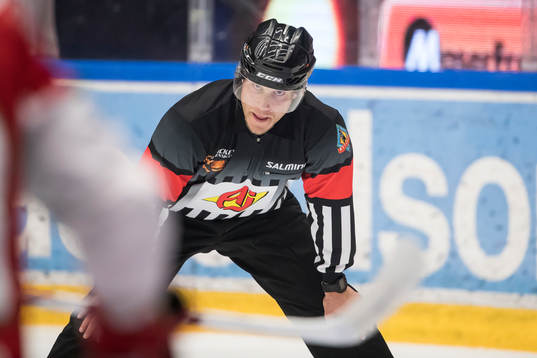 domare Andreas Harnebring  i ishockeymatchen i direktkvalet