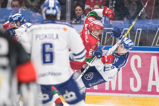 Moras Matias Lassen tacklar Leksands Martin Karlsson  i