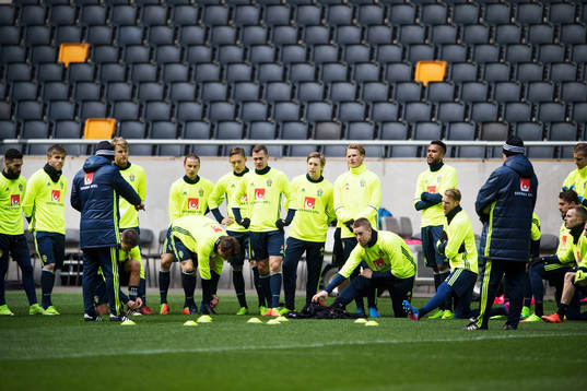 Spelarna lyssnar på förbundskapten Janne Andersson
