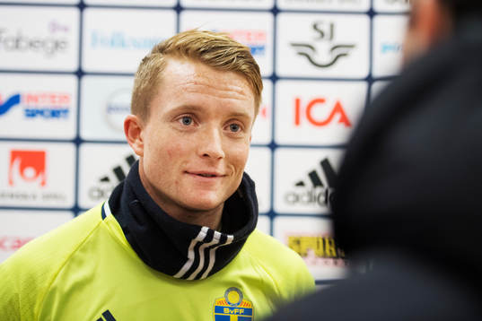 Sam Larsson pratar med media