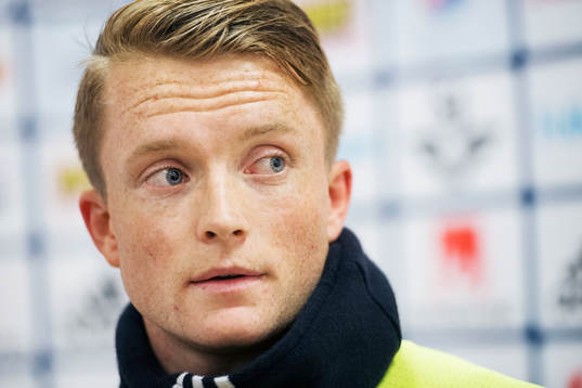Sam Larsson pratar med media