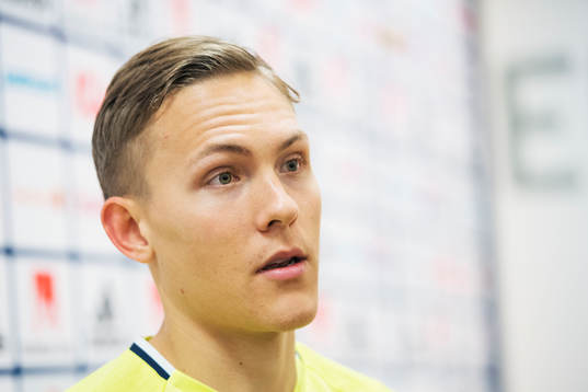 Ludwig Augustinsson pratar med media