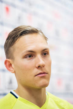 Ludwig Augustinsson pratar med media