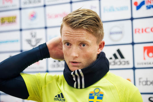 Sam Larsson pratar med media