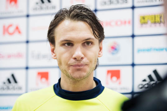 Albin Ekdal pratar med media