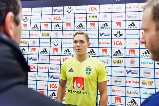Ludwig Augustinsson pratar med media