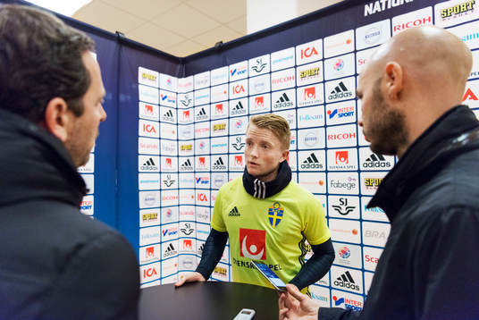 Sam Larsson pratar med media