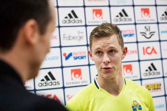Emil Krafth pratar med media