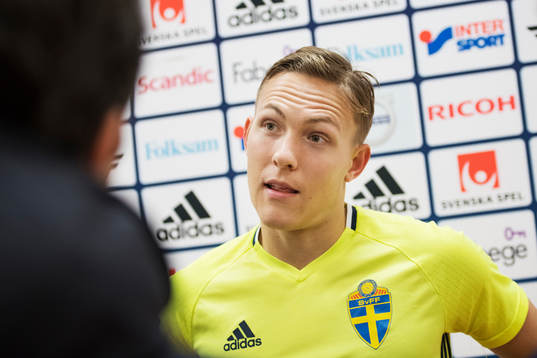 Ludwig Augustinsson pratar med media