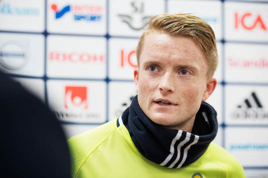 Sam Larsson pratar med media