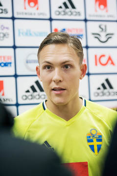 Ludwig Augustinsson pratar med media