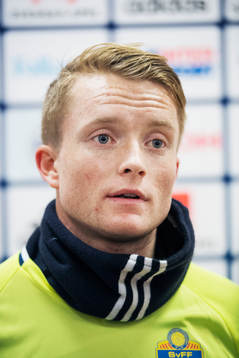 Sam Larsson pratar med media