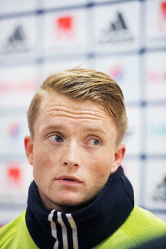 Sam Larsson pratar med media