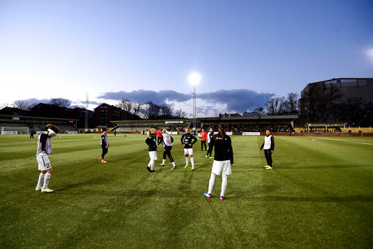 Rosengårds spelare värmer upp