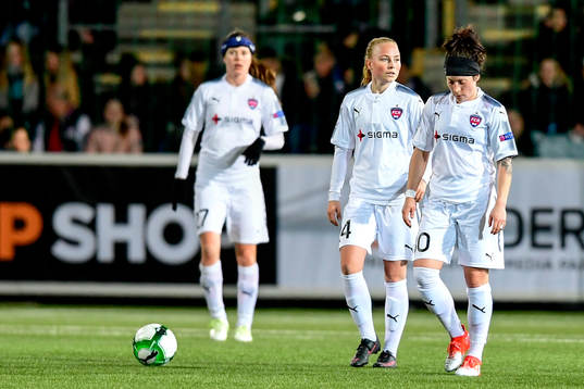 Rosengårds Ebba Wieder och Ella Masar deppar