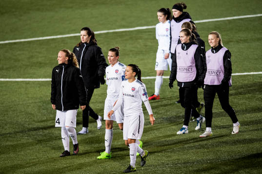 Rosengårds spelare med Emma Berglund och Alexandra Lowe