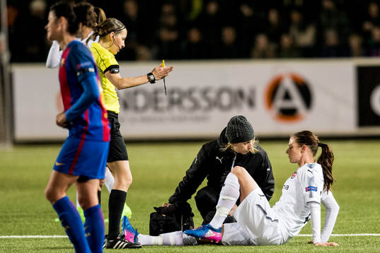 Rosengårds Lotta Schelin skadar sig och tvingas kliva av