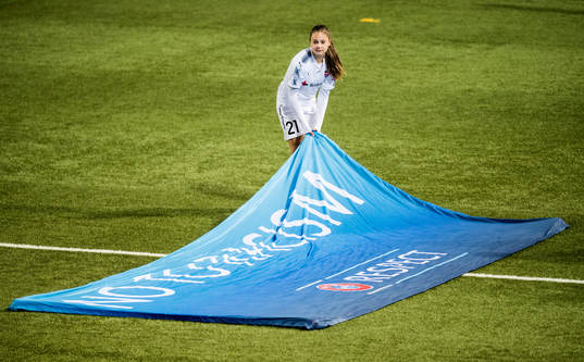 Rosengårds Lieke Martens får dra undan ett UEFA skynke