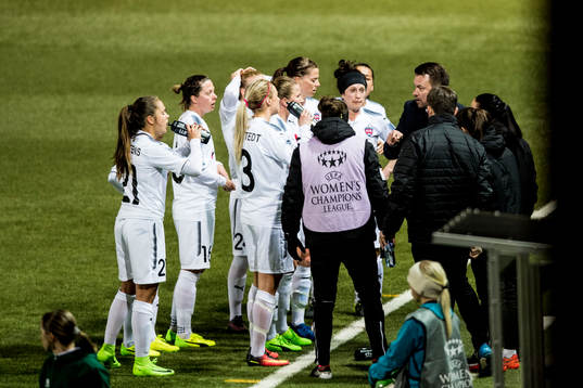 Rosengårds tränare Jack Majgaard Jensen håller samling
