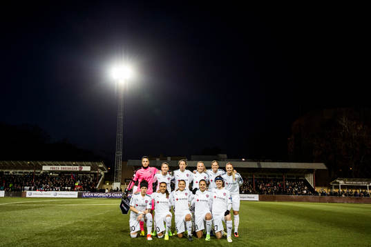 Rosengårds startelva ställer upp för en lagbild, övre