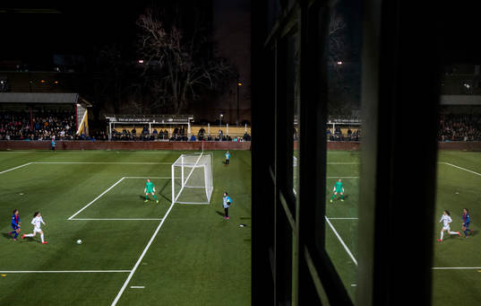 Rosengårds Iva Landeka oroar framför Barcelonas målvakt