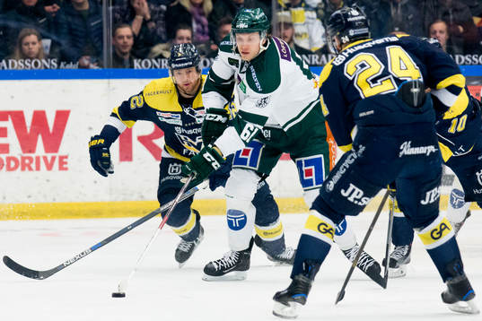 Färjestads Johan Ryno med pucken