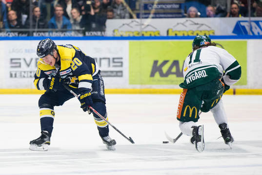 s Lawrence Pilut blir fintad av Färjestads Joakim Nygård