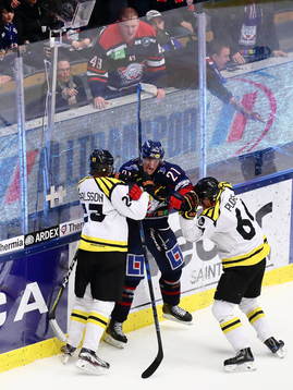 Linköpings Emil Sylvegård slåss med två Brynässpelare