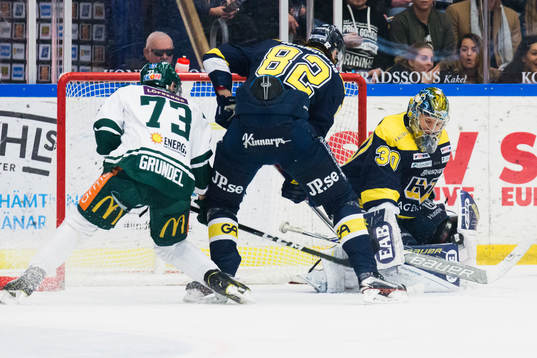 s målvakt Linus Söderström räddar