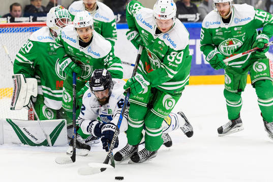Karlskogas Daniel Wessner och Rögles David Åslin i kamp
