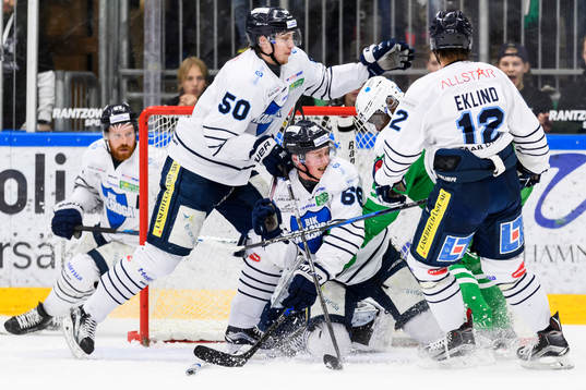 Tummult framför Karlskogas målvakt Emil Kruse