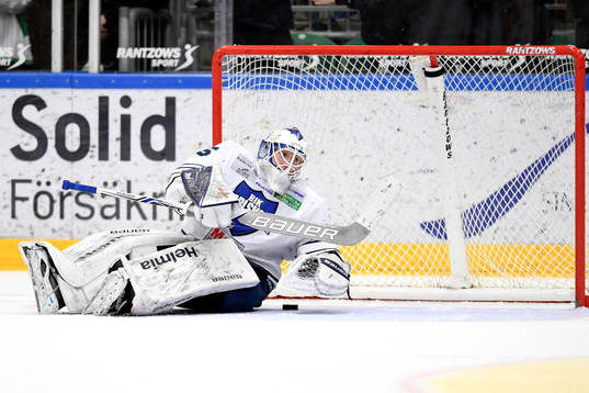 Karlskogas målvakt Emil Kruse deppar