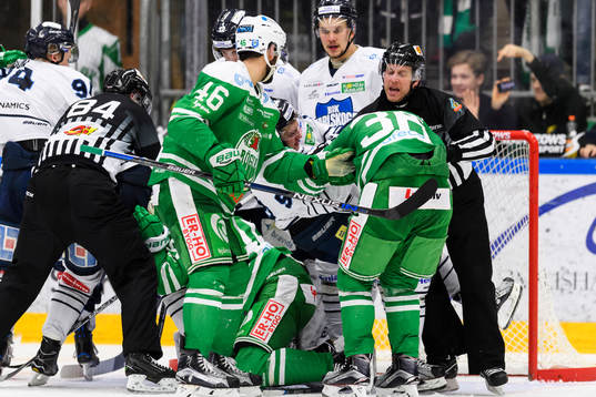 Rögles Filip Karlsson brottas med Karlskogas Richard